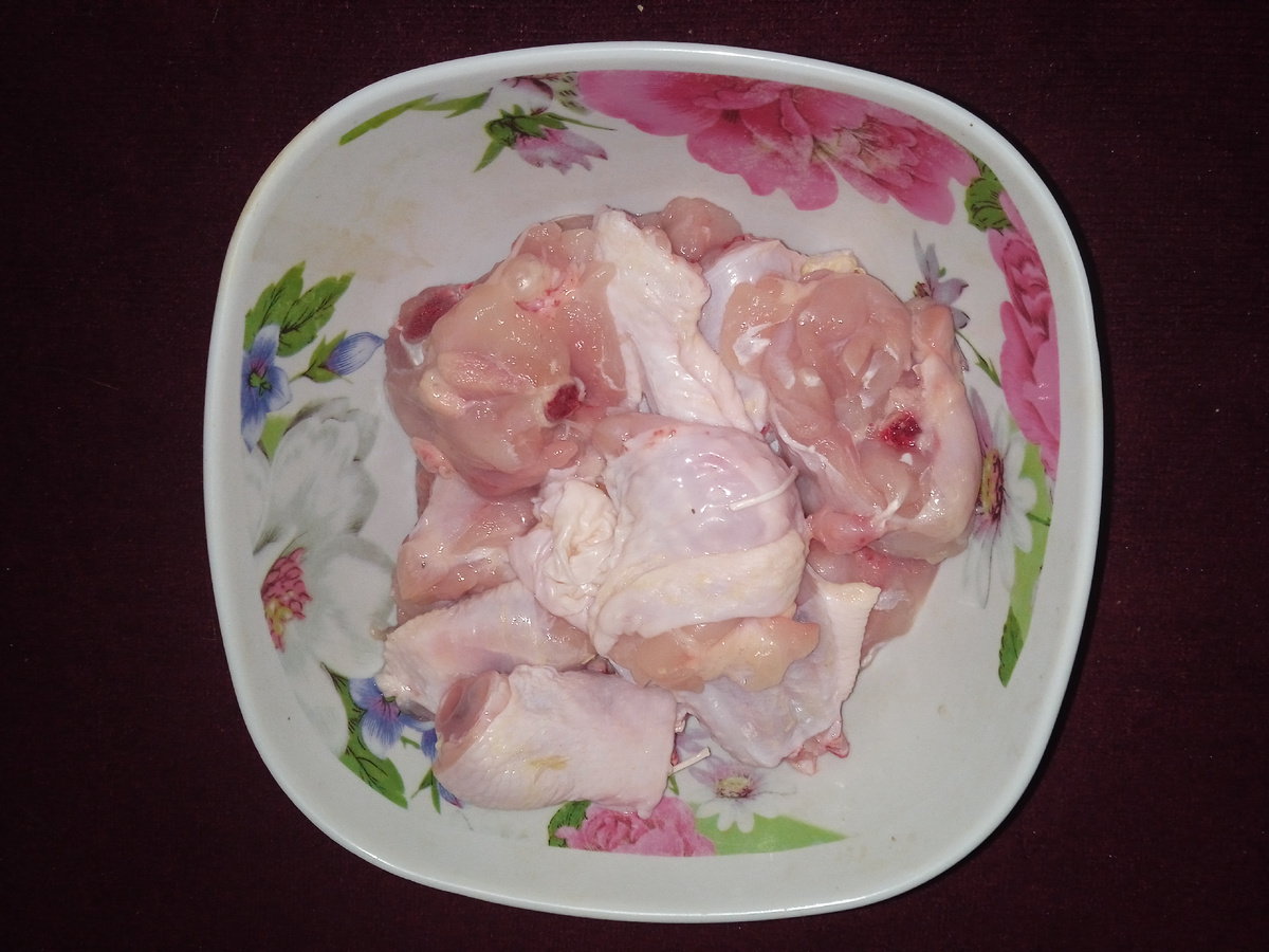 Рубим куриные голени и крылья на небольшие кусочки.