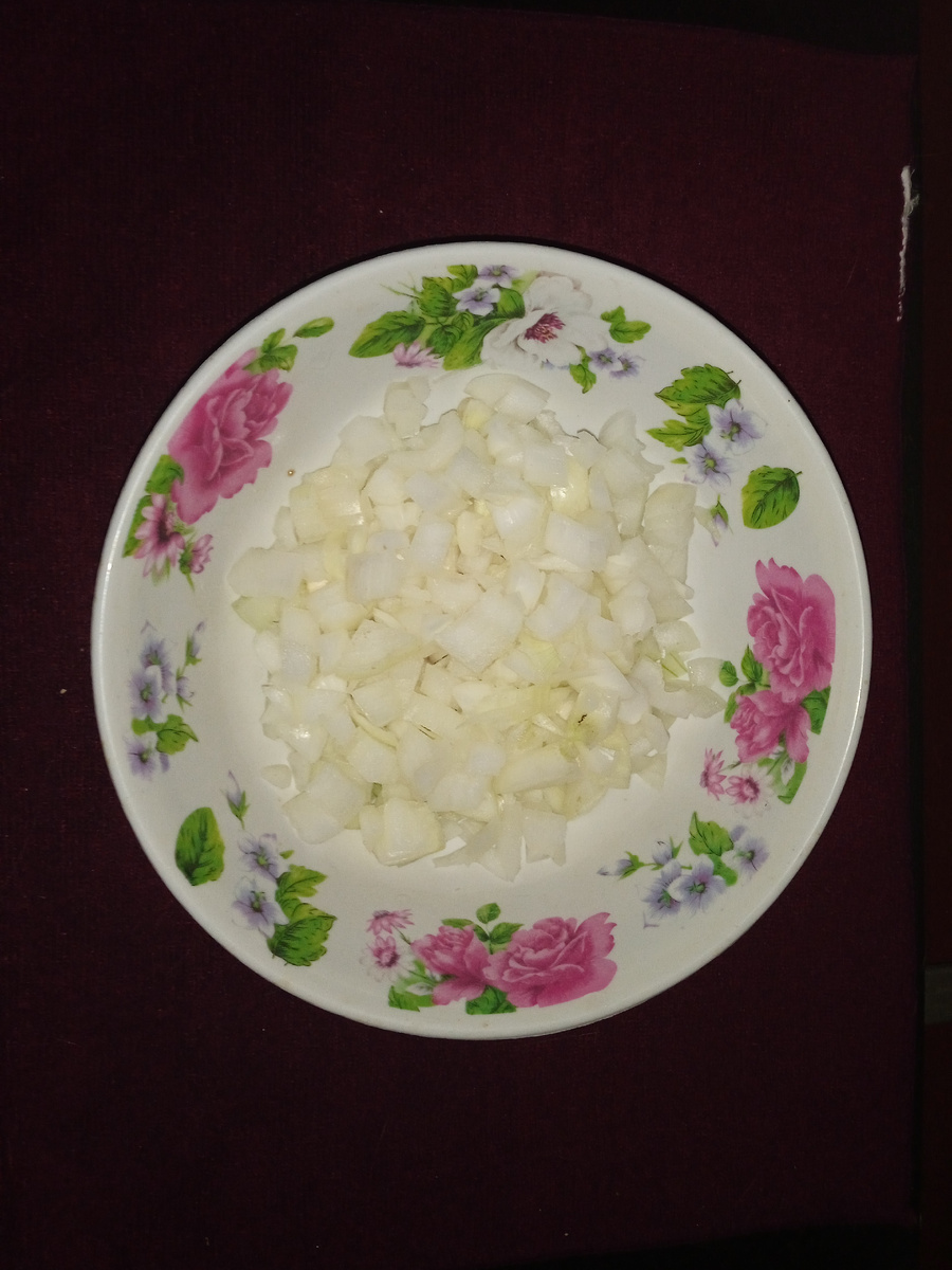 Мелко нарезаем лук