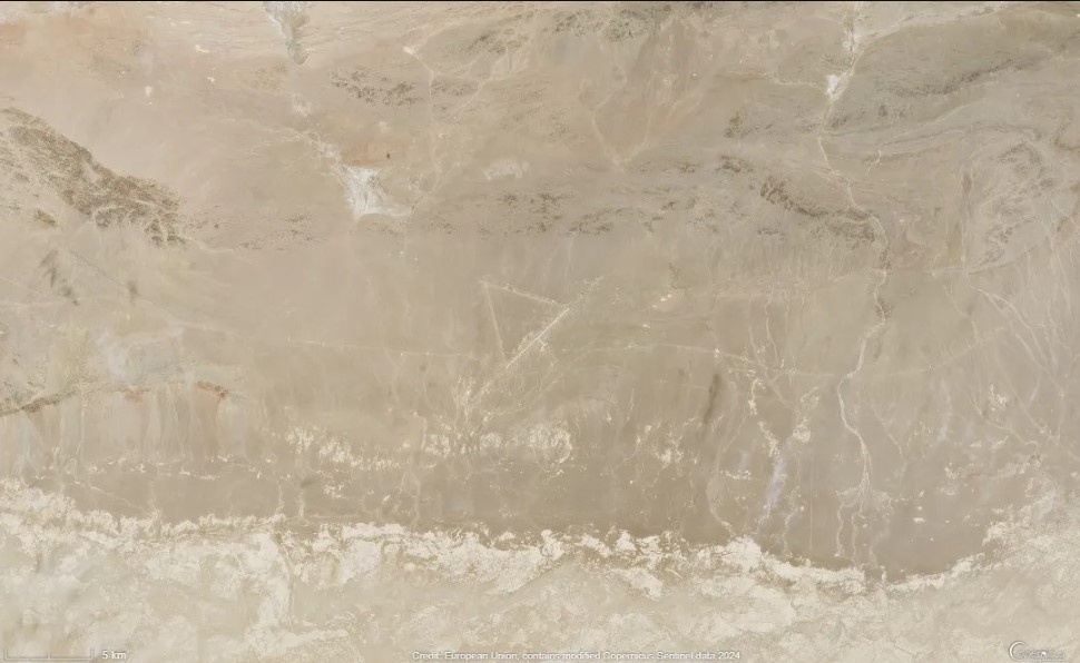 Спутниковый снимок Sentinel 2 L2A, показывающий треугольную область в Лобноре, где, как предполагается, приземлился многоразовый китайский космический самолёт.    
 Источник: Европейский союз / Copernicus Sentinel 2024  📷
