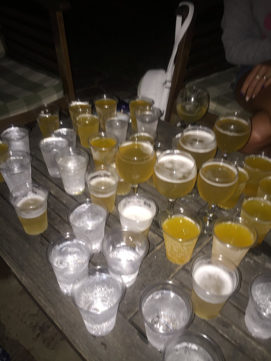 Ну…. Да. Это был наш стол после заката солнца и закрытия бара. И как после такого не петь «калинку-малинку»….