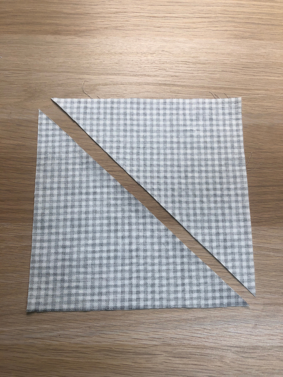 Разрезаю квадрат по этой линии, получается 2 треугольника.