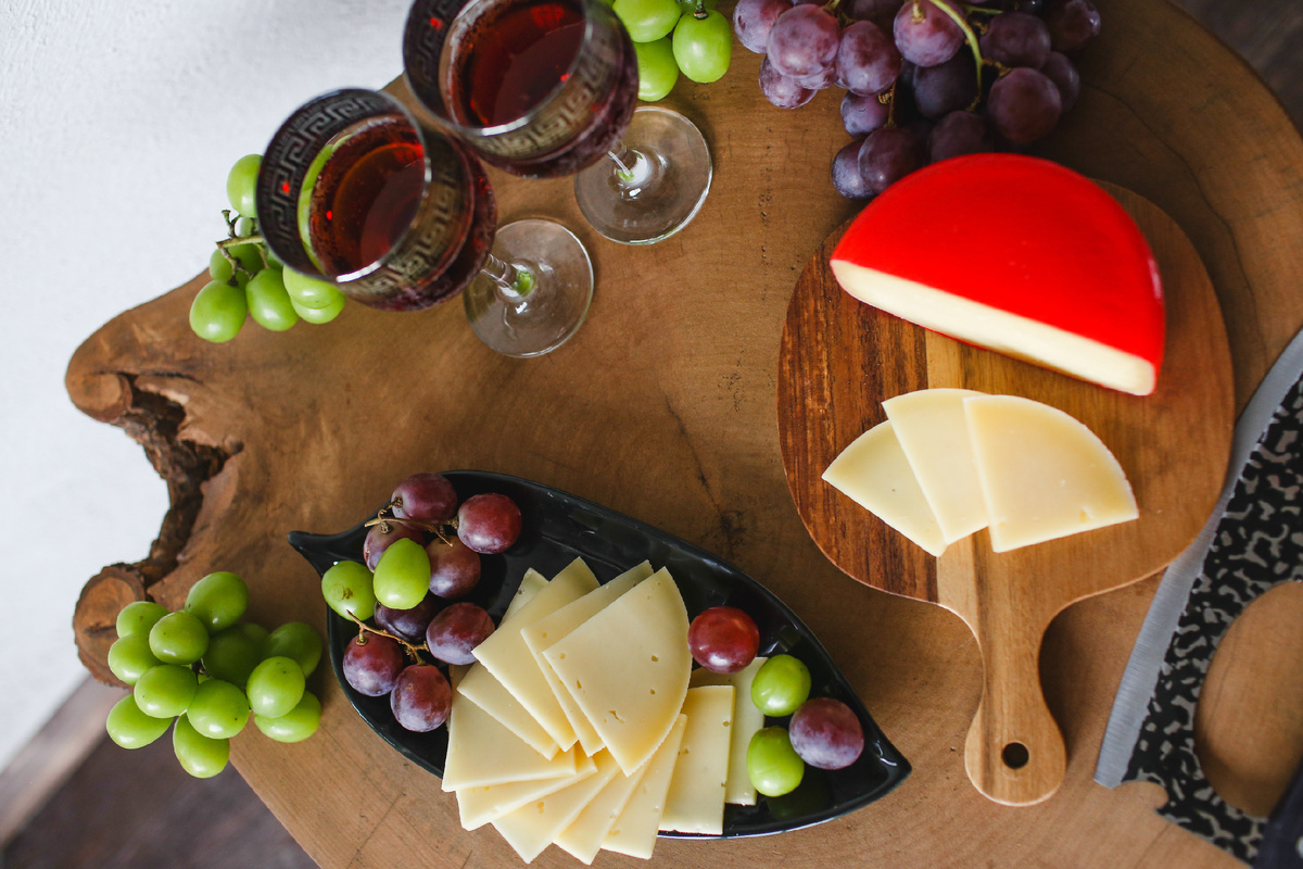 Я очень устал, поэтому искать мемасики не буду. Буду вставлять фотки с фотосессии нашего сыра. Фотограф нанятый, зато сыр - настоящий.