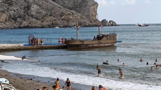 В Судаке такой шторм, что водила только с третьего раза смог припарковаться.