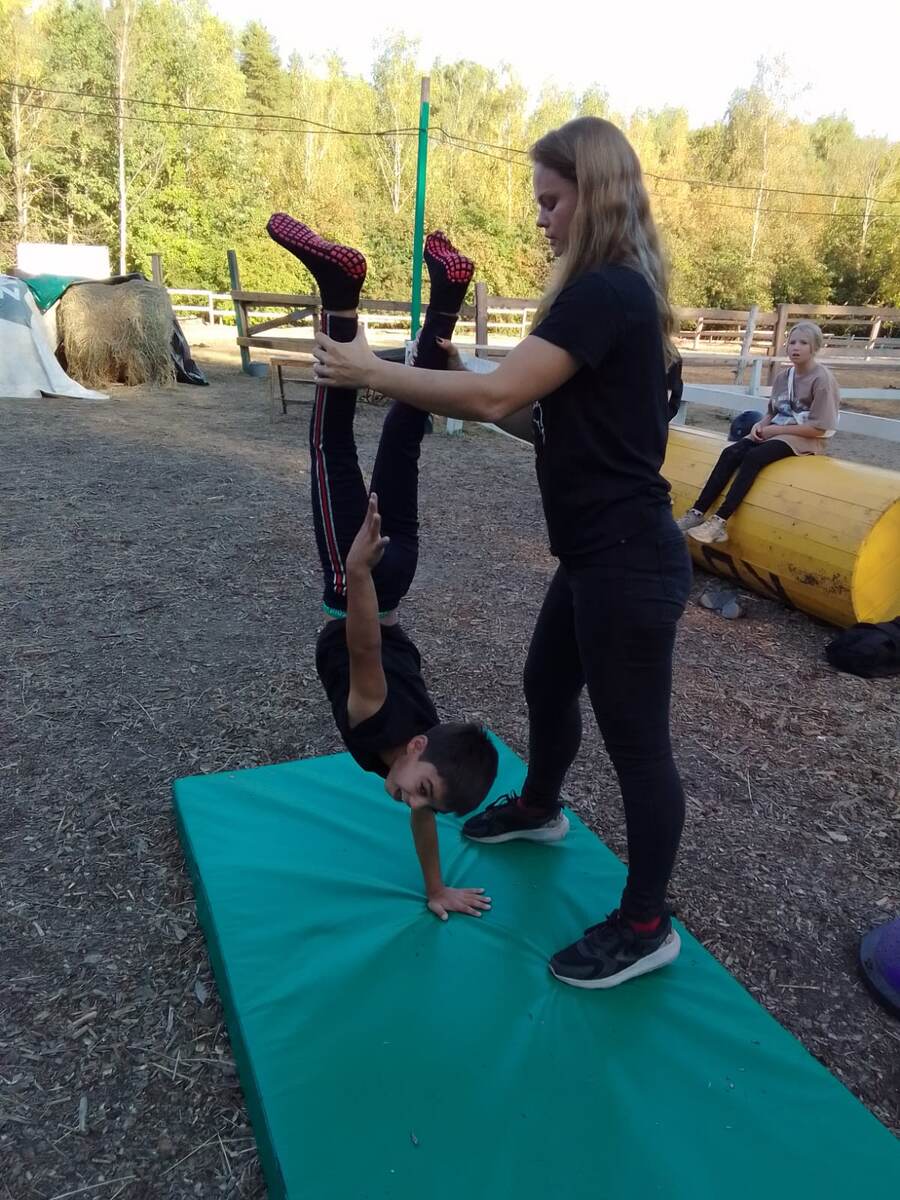 Семен занимается три недели, но уже выучил много элементов. Тренер Изабелла Адлер