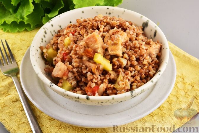 крупа гречневая, куриное филе, кабачки, помидоры, перец сладкий, морковь, лук репчатый, перец молотый, соль, масло растительное