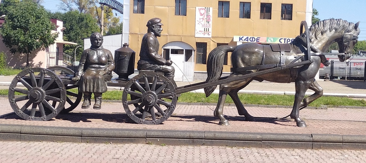 На вокзале вместо ставшего уже классическим паровоза- вот такая композиция.