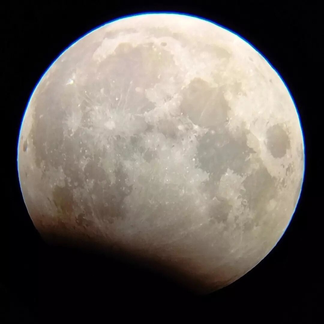 В этом году астрономы прогнозировали два лунных затмения: 25 марта и 18 сентября (на фото частное затмение 28–29 октября 2023 года). Фото: Yurakum / Wikimedia