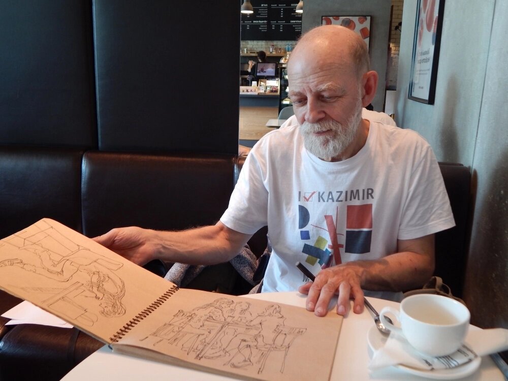    Художник говорит, что живопись и сейчас спасает его от пессимизма и бездействия. Фото: «АиФ-Урал»/ Дарья Попович