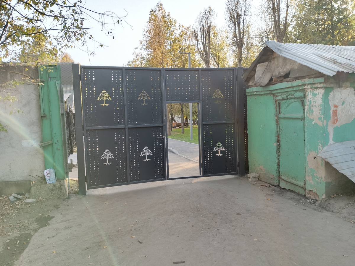 Тот же вход с другой стороны. Это мы уже в саду, ага.