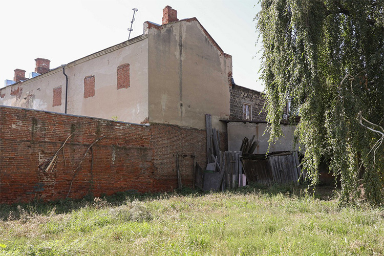    Остатки сараев, где жил старьевщик.   
Фото: Андрей Титов