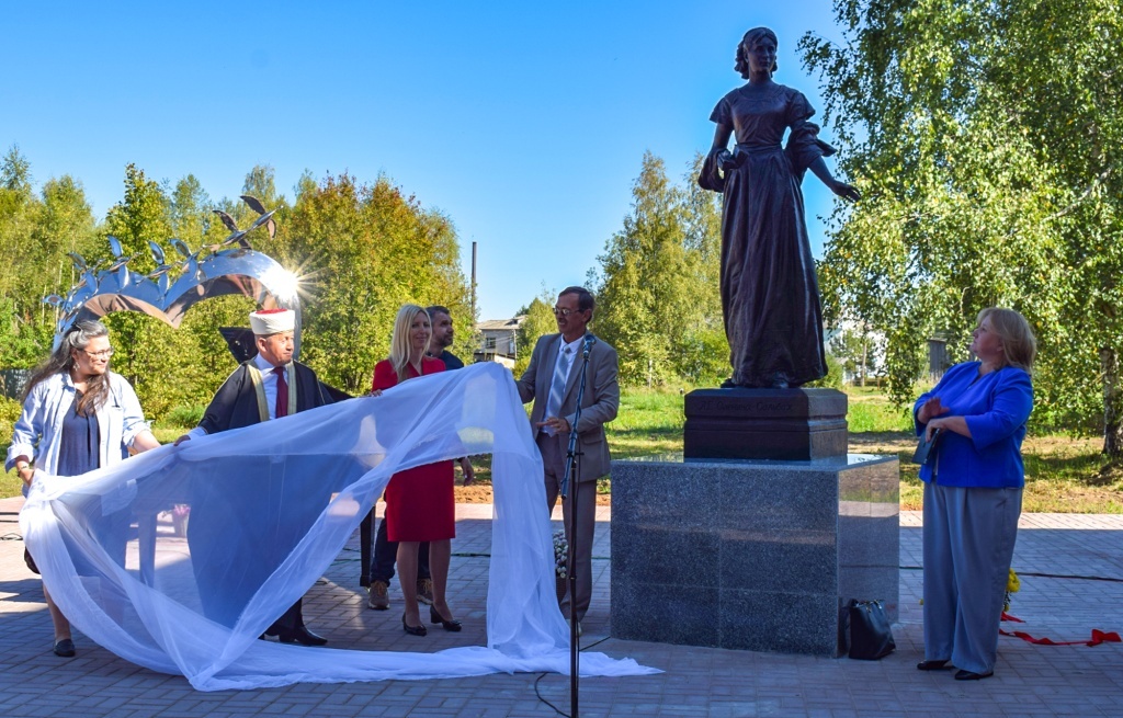 В Тверской области открыт памятник основательнице поселка Оленино