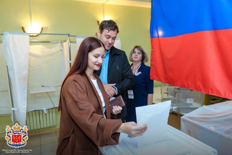    На выборах губернатора Оренбуржья проголосовали артисты Максим и Анастасия Меденюк Андрей Севостьянов