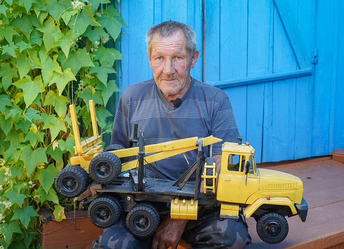 Пенсионер Александр Пинигин. Фото Бориса Слепнева