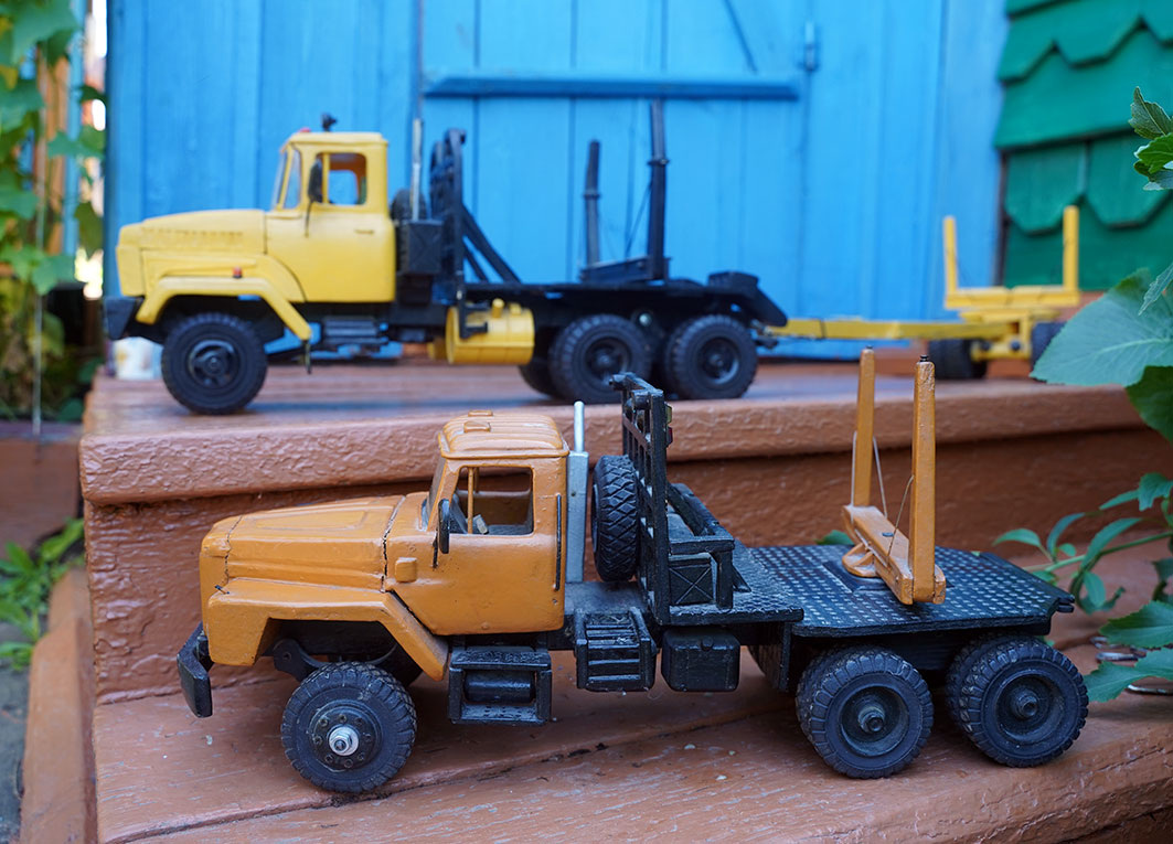 Отечественный КрАЗ и японский Мицубиси Фусо (Mitsubishi Fuso). Фото Бориса Слепнева