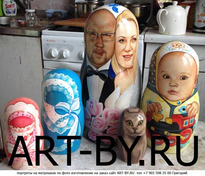 супруг и жена вместе на главной кукле портретной матрешки высотой 39 сантиметров, потом еще маленький сын, кот как член семьи и два конверика розовый и голубой, это пока не родившиеся дети