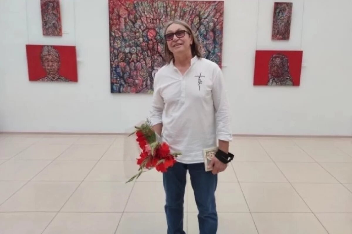    Владимир Ларев приветствует гостей своей выставки.