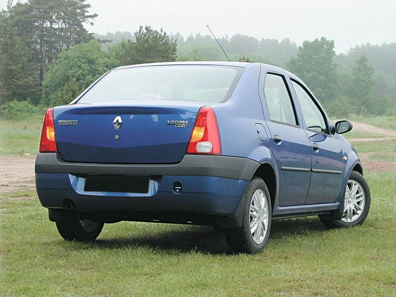 Французский Renault Logan первого поколения.