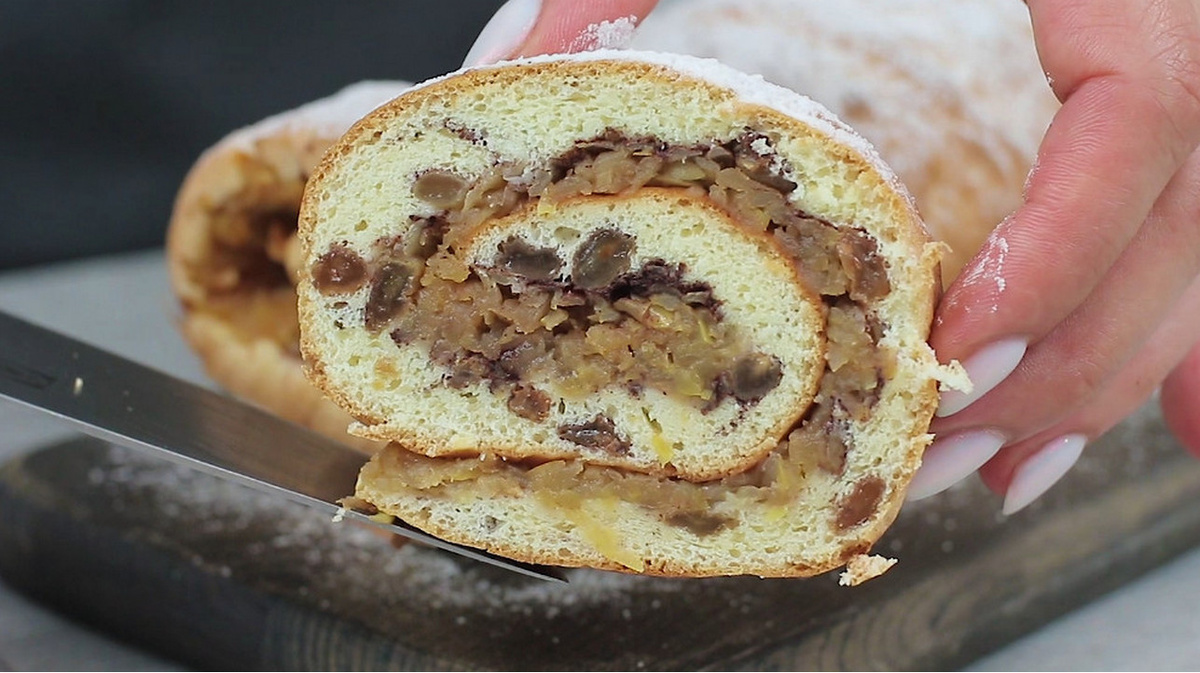 Бисквитный рулет с яблоками и изюмом