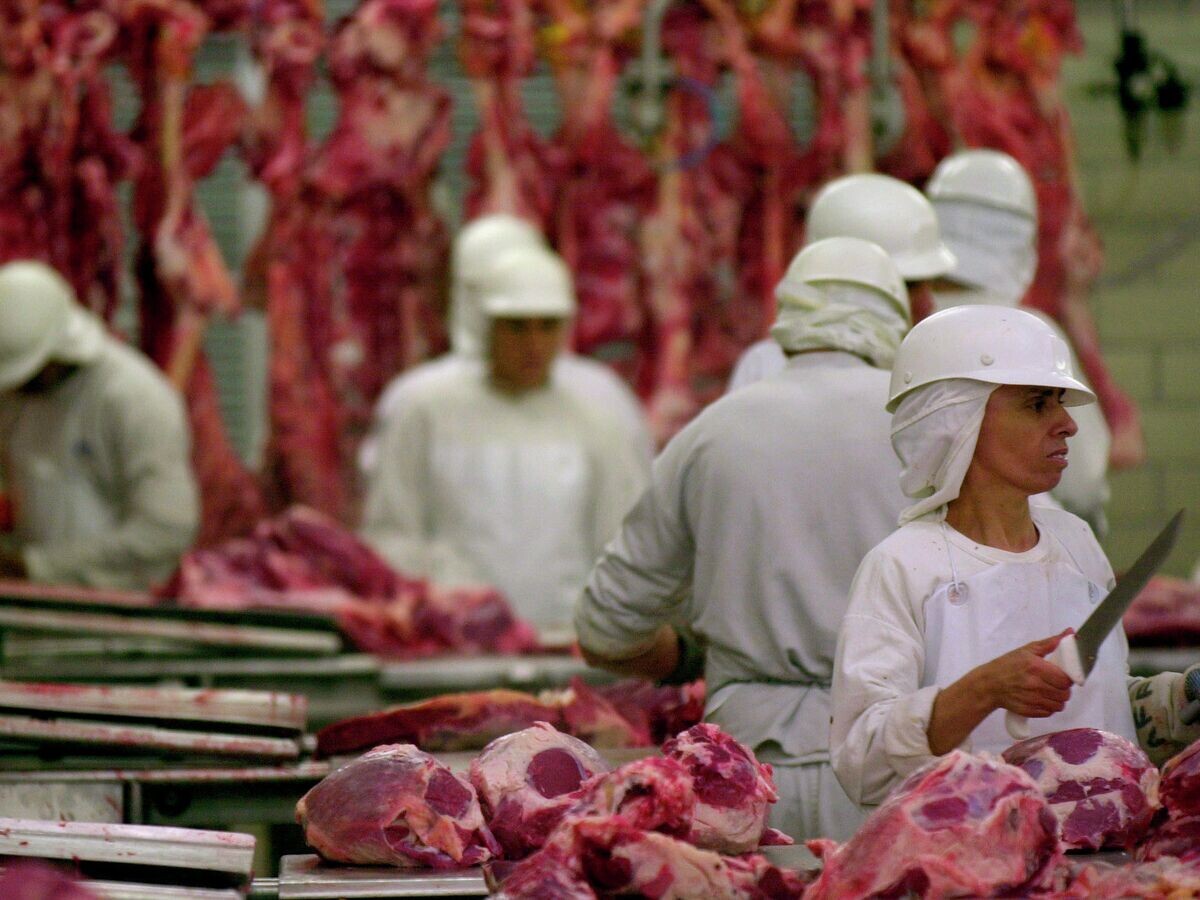    Рабочие на мясокомбинате в Сан-Паулу, Бразилия. Архивное фото© AP Photo / Dario Lopez-Mills
