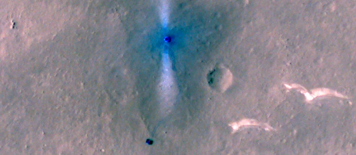 Китайский марсоход Zhurong и посадочная платформа, сфотографированные Mars Reconnaissance Orbiter. Источник: NASA / JPL / UArizona  📷
