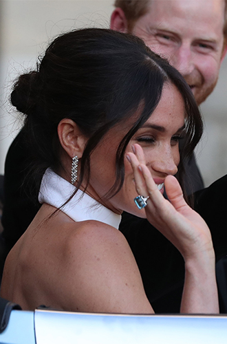 кольцо с аквамарином досталось Меган от Дианы, здесь же мы видим серьги от Картье 