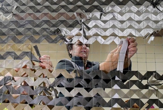    Волонтеры плетут маскировочную сеть