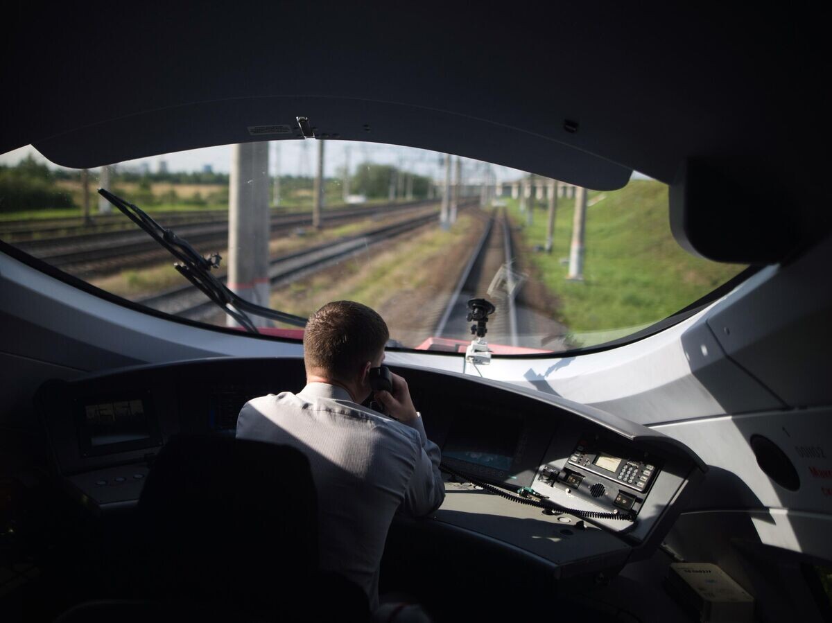    Машинист в кабине высокоскоростного поезда "Сапсан" на линии Санкт-Петербург-Москва© РИА Новости / Евгений Биятов