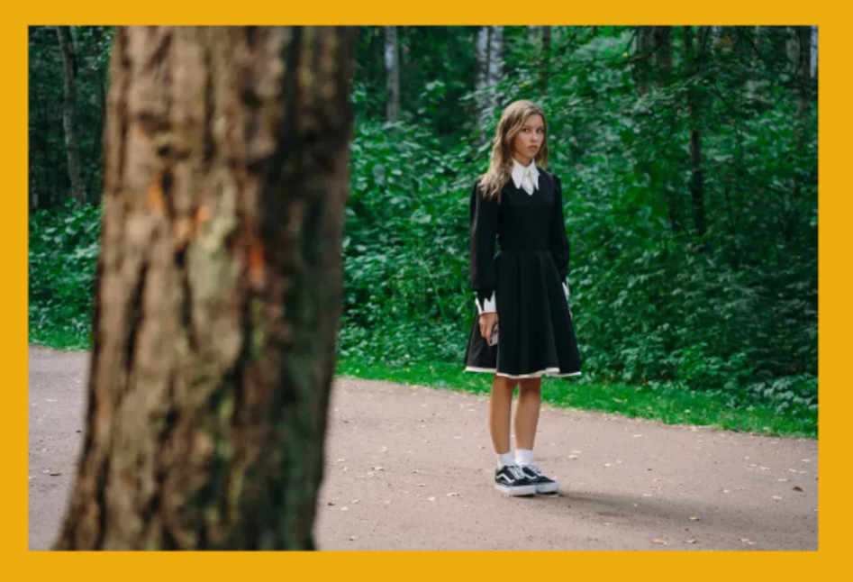 Хмурая и недоверчивая Аня Пересильд в роли Алисы