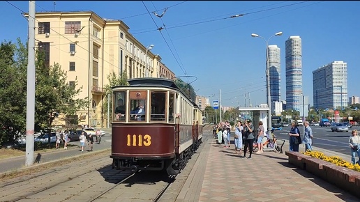 В честь Дня города по Москве проехала колонна ретро-трамваев