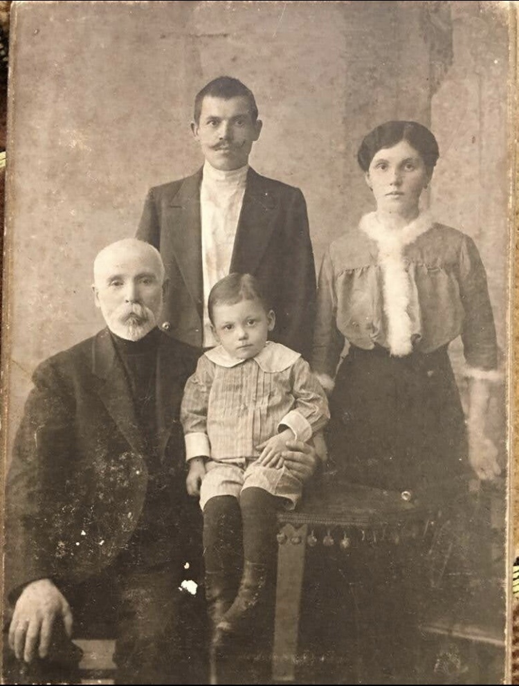 Семья Олимпиевых. Дедушка, бабушка (стоят), прадедушка и старший брат отца (во время войны пропал без вести). Фото из семейного архива