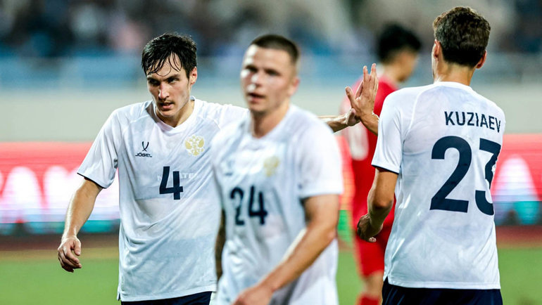    Вячеслав Караваев, Данил Круговой и Далер Кузяев в матче против сборной Вьетнама.Михаил Шапаев / Российский футбольный союз