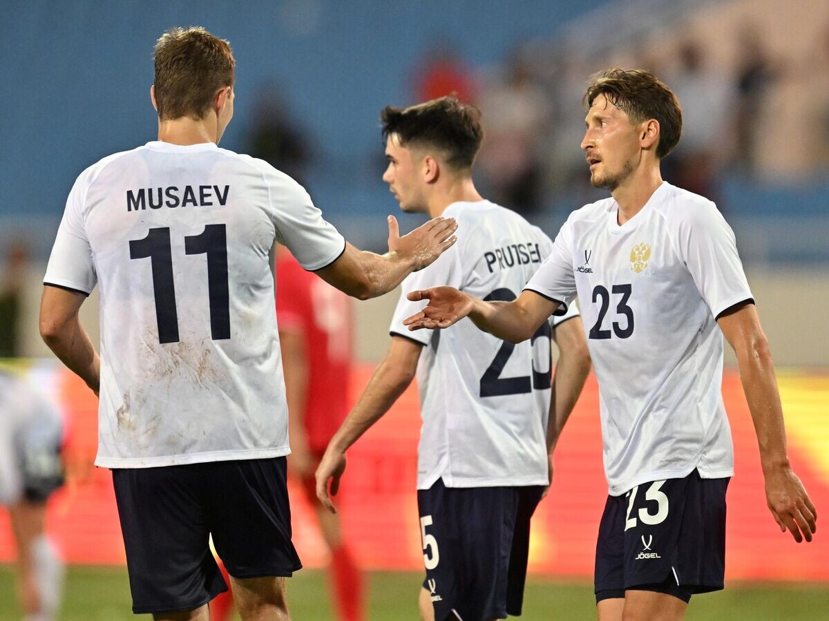    Игроки сборной России Тамерлан Мусаев, Данил Пруцев и Далер Кузяев© РИА Новости / Максим Богодвид