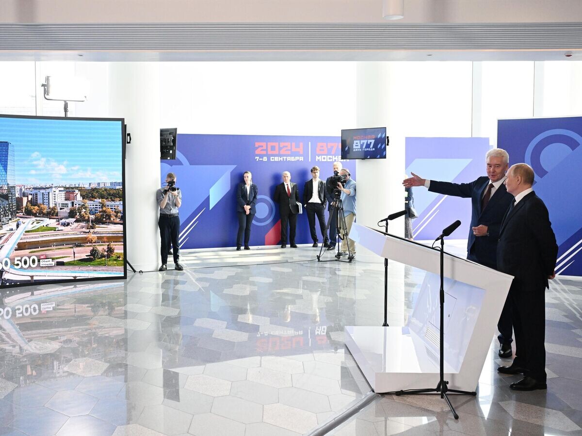    Президент РФ Владимир Путин и мэр Москвы Сергей Собянин принимают участие по видеосвязи в открытии новых объектов образовательной, культурной и транспортной инфраструктуры Москвы© РИА Новости / Алексей Майшев