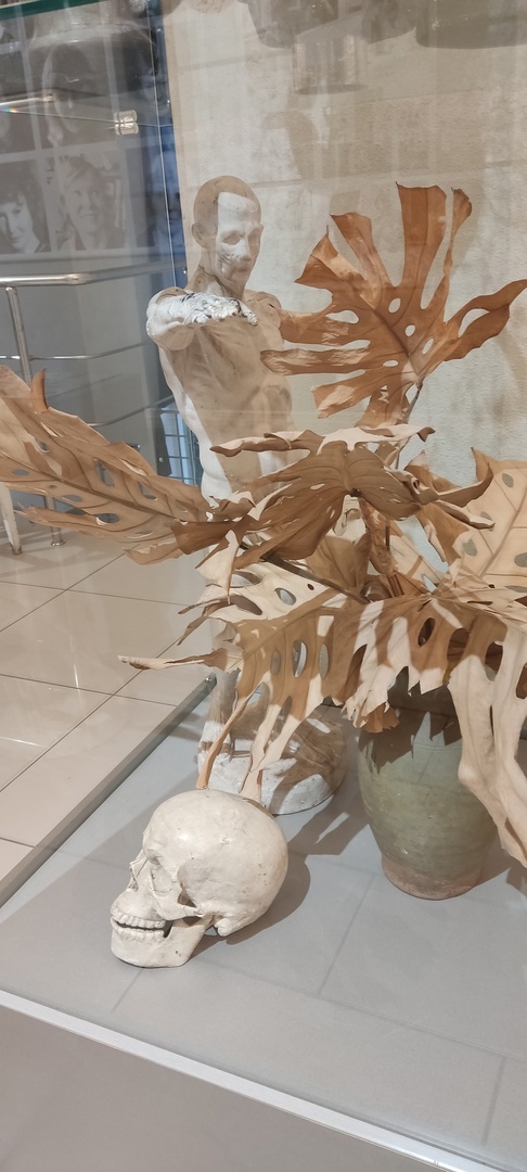 В отражении есть фотографии, висящие на противоположной стене.