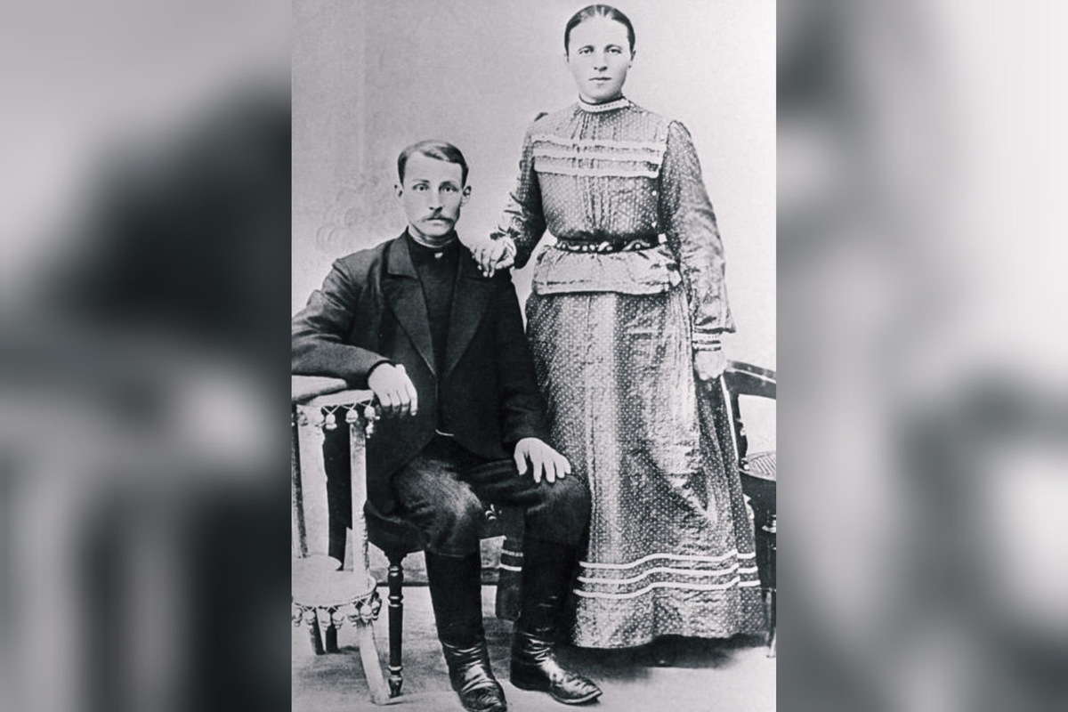 Александр Никитич и Татьяна Фёдоровна Есенины — родители поэта. 1905 г.