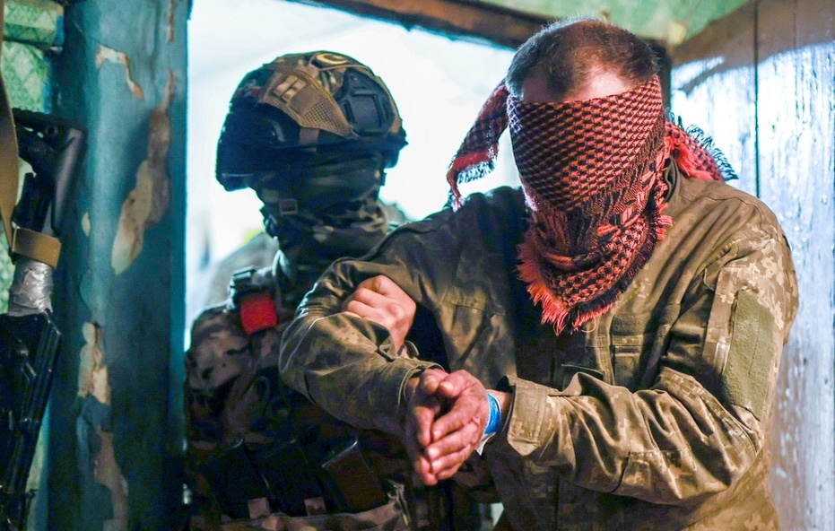 Не взятый в плен. Не взятый в плен. Письма из плена. Военнопленные картинки для презентации. Пленные азовцы в мариуполе 2022.