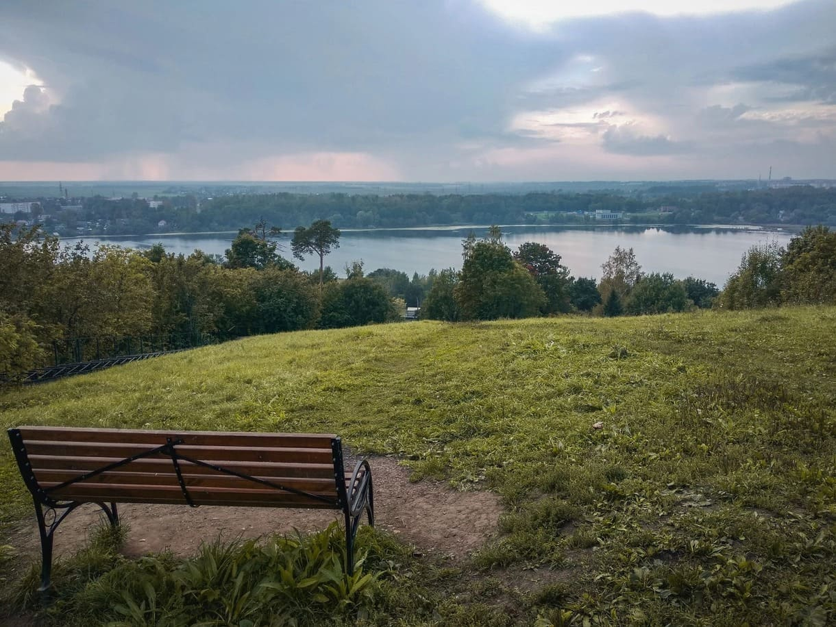 Дудергофские высоты. Вид на Дудергофское озеро. Фото с сайта https://experience.tripster.ru/articles/vyhodnye-za-gorodom-interesnye-mesta-v-okrestnostyah-peterburga/. Взято с Яндекс.Картинки