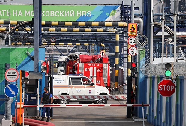    Машины экстренных служб у нефтеперерабатывающего завода (НПЗ) в Капотне, где произошло возгорание. Россия, Москва, 1 сентября 2024 года. Фото: Александр Рюмин / ТАСС