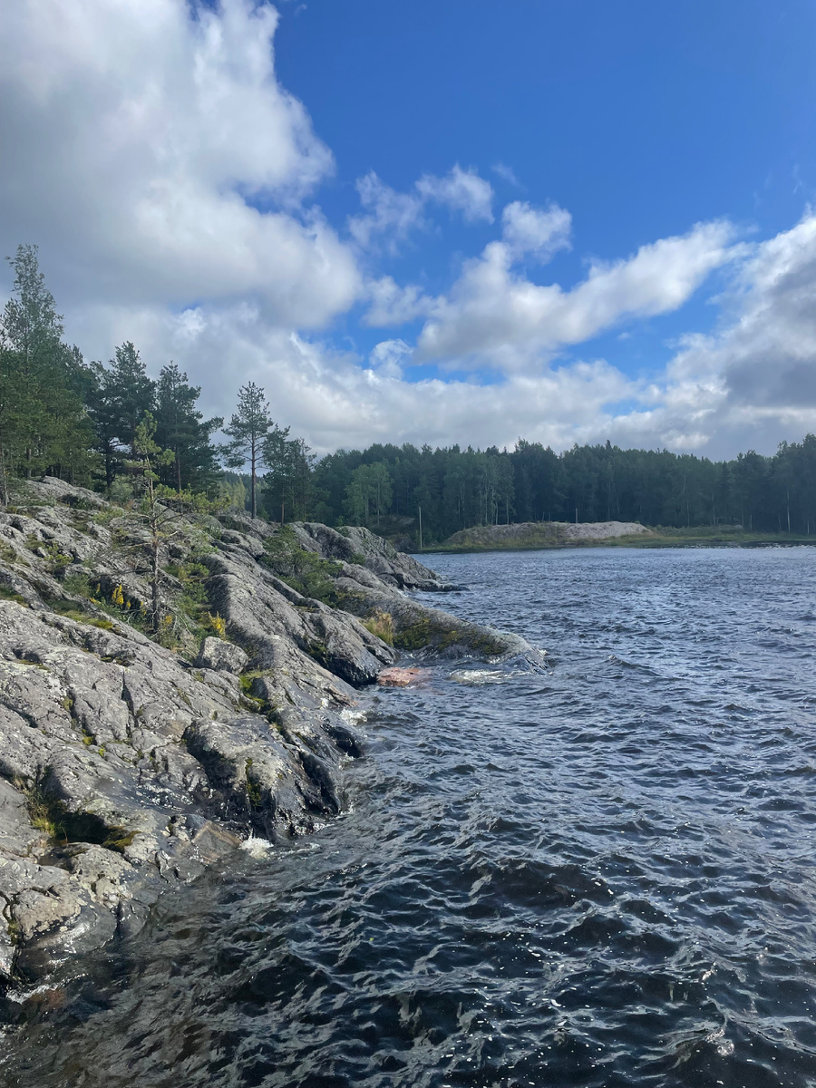 База «Белые мосты» находится в сердце Карелии, на берегу Ладожского озера, окружённая лесами и чистыми водоемами. Это отличное место для путешественников, стремящихся к уединению и гармонии с природой. На базе царит спокойствие, а красивые виды на озеро создают атмосферу незабываемого отдыха.