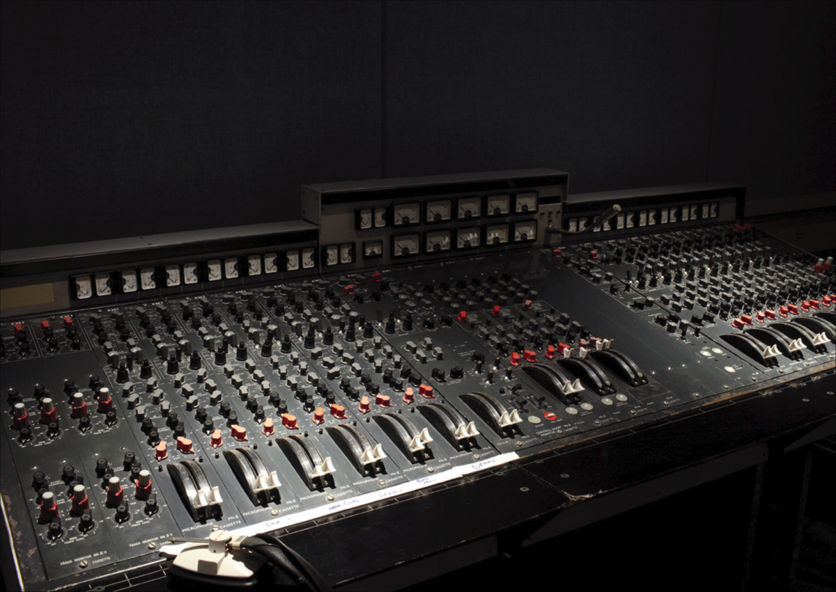 Консоль на студии Abbey Road