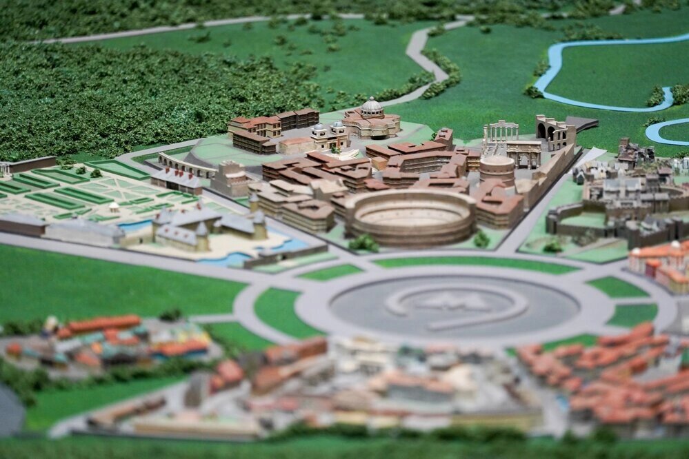    Вокзал и депо на территории кинопарка. Фото: АГН Москва/ Пелагия Тихонова