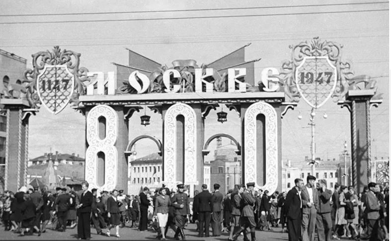 Москве 800 лет! Все ликует!