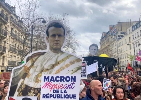    Французы вышли на акции протеста и требуют отставки Макрона