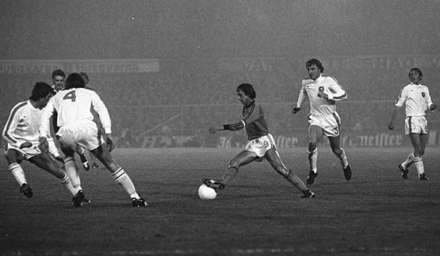 Йохан Кройфф в окружении бельгийских игроков (1977 год)