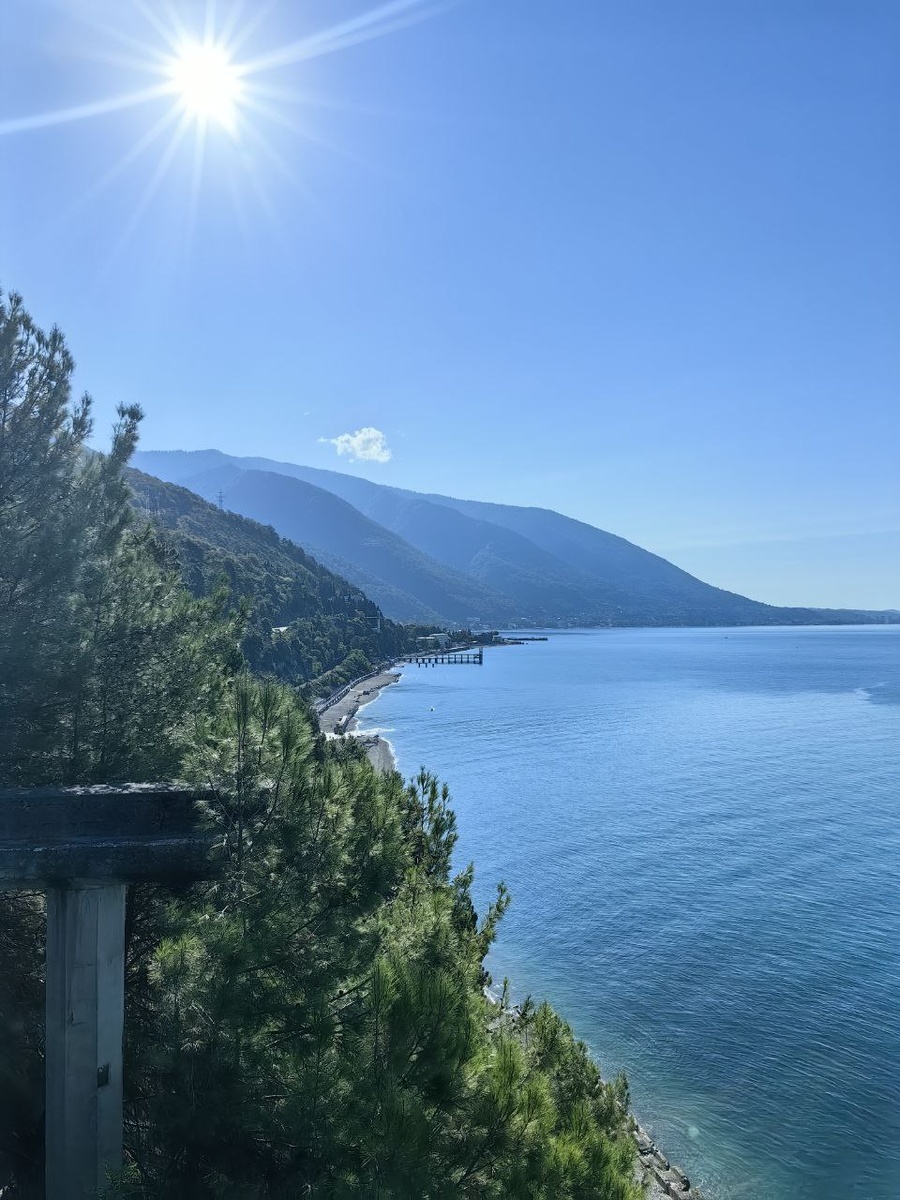 Вид со смотровой площадки у въезда в Гагру