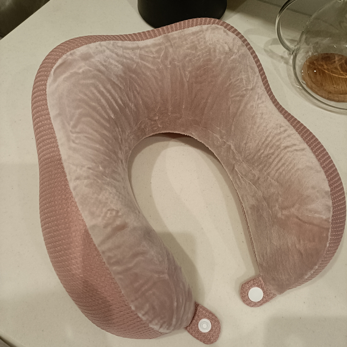 Удобная, кстати. Я уже на ней спала сегодня. Ещё к ней прилагались маска для сна и беруши. 