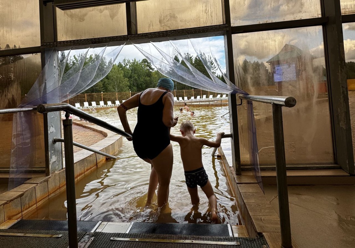 Пантелеймон с бабушкой на термальных источниках 