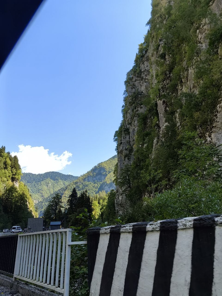 Дорога на Рицу потрясла красивыми пейзажами. Снять из машины их было почти нереально, но я попробовала