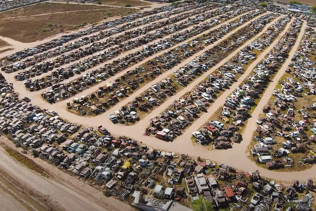 Кладбище автомобилей. Таких фотографий много в сети - во многих странах есть большие территории, где покоятся вожделенные когда-то машинки.