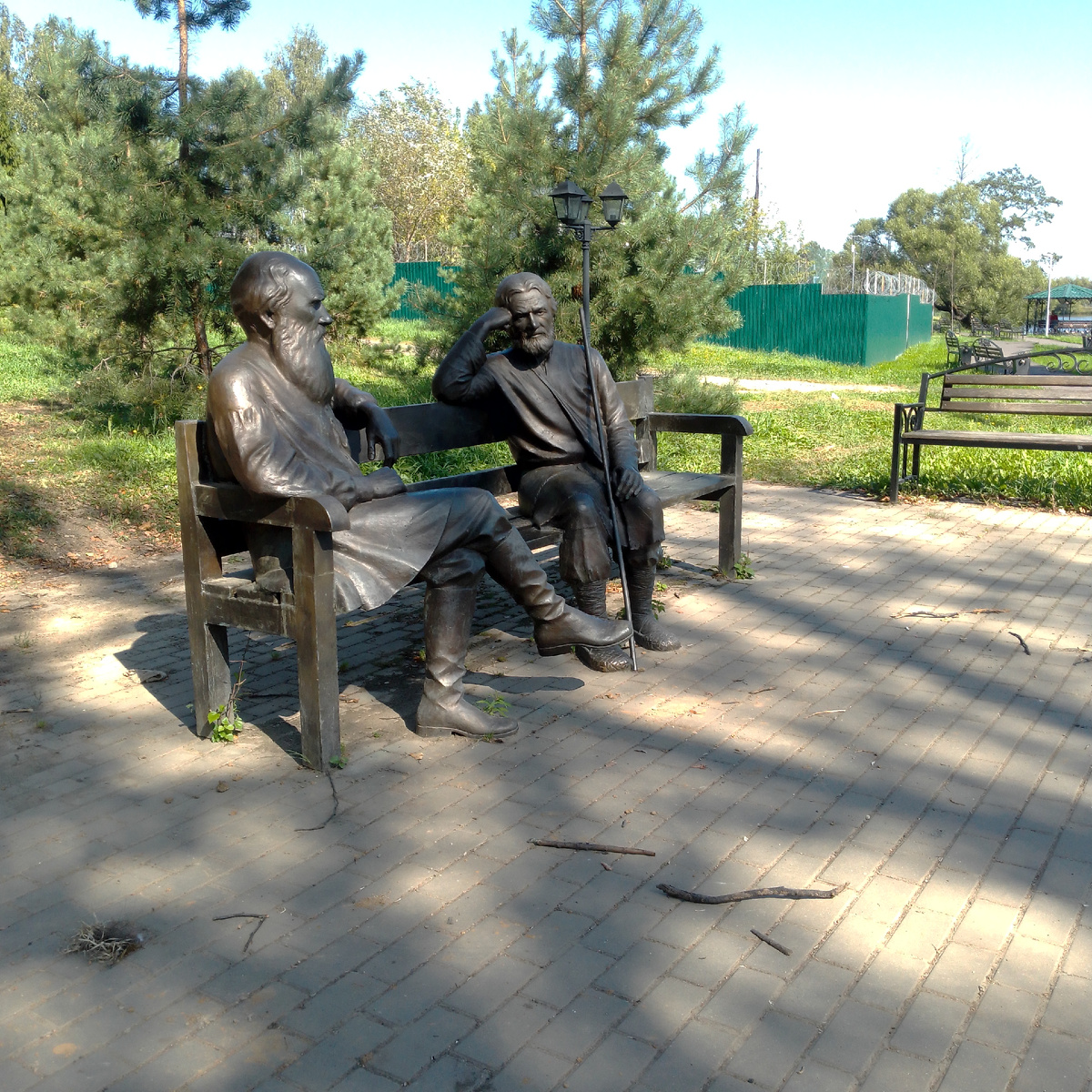 Памятник Льву Толстому и его издателю и другу Владимиру Григорьевичу Черткову, фото автора 